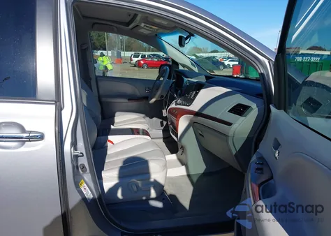 2012 Toyota Sienna Xle V6 8 Passenger z USA, uszkodzony, nr VIN 5TDYK3DC7CS199679